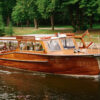 Bootstour durch Stockholm im klassischen klassischen Holzboot