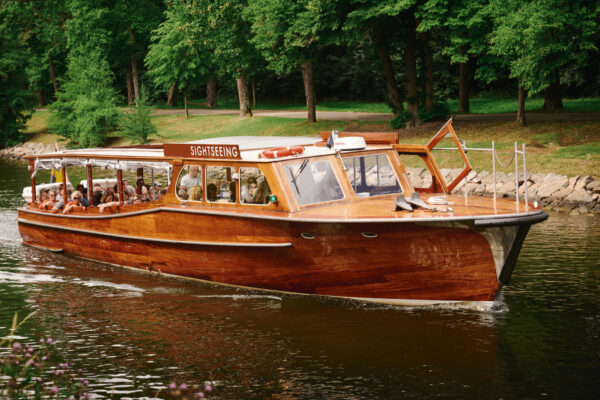 Bootstour durch Stockholm im klassischen klassischen Holzboot