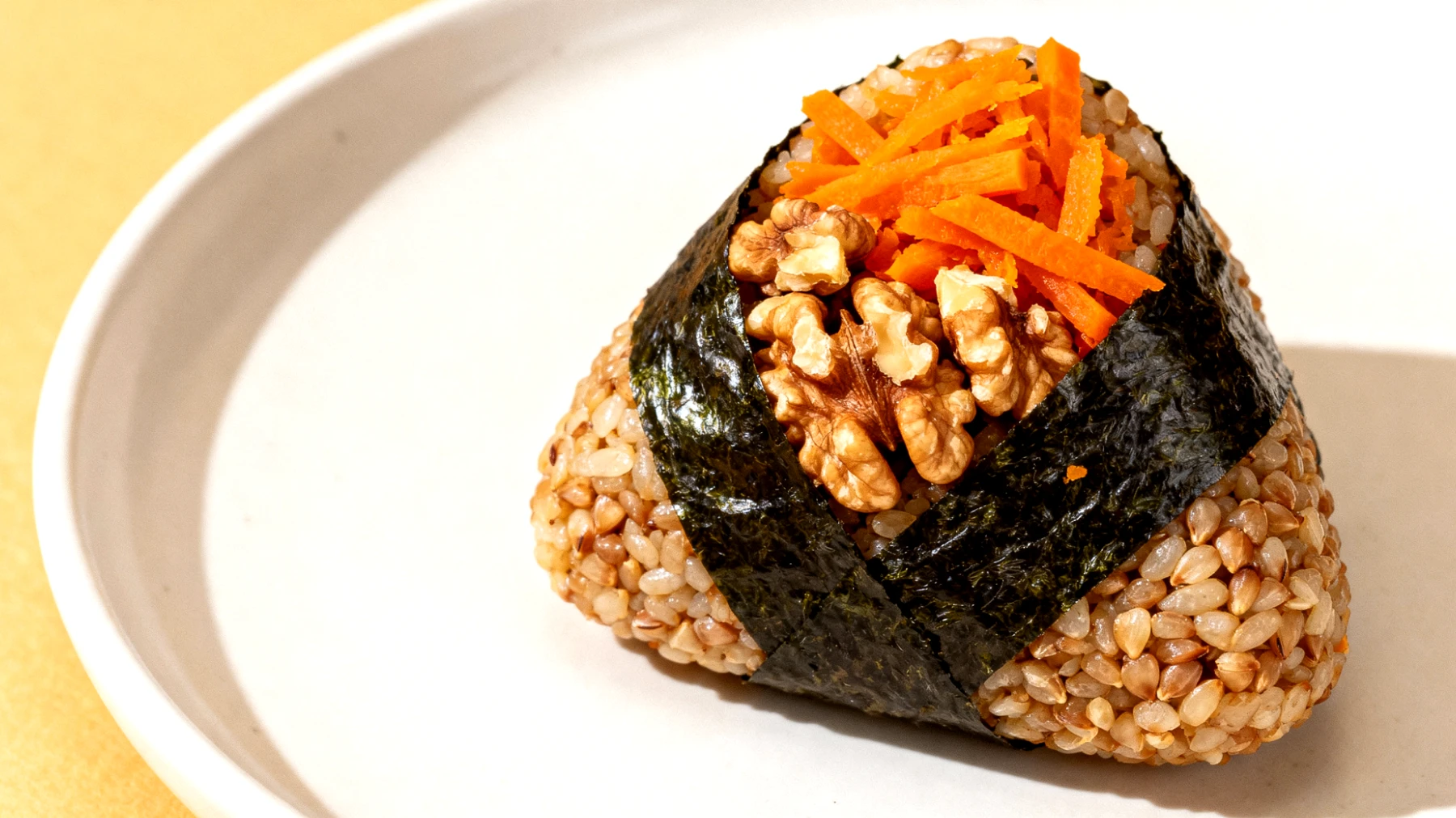 Buchweizen-Nori-Onigiri mit Walnüssen und fermentierten Karotten"
