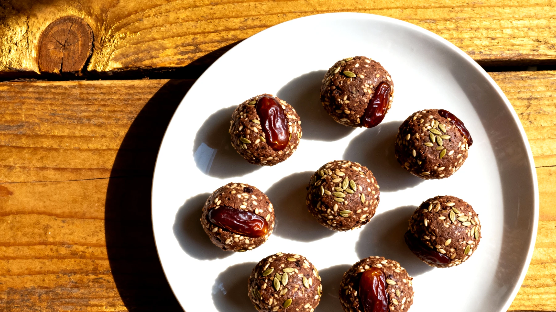 Hanfsamen-Energiekugeln mit Kakao und Datteln"