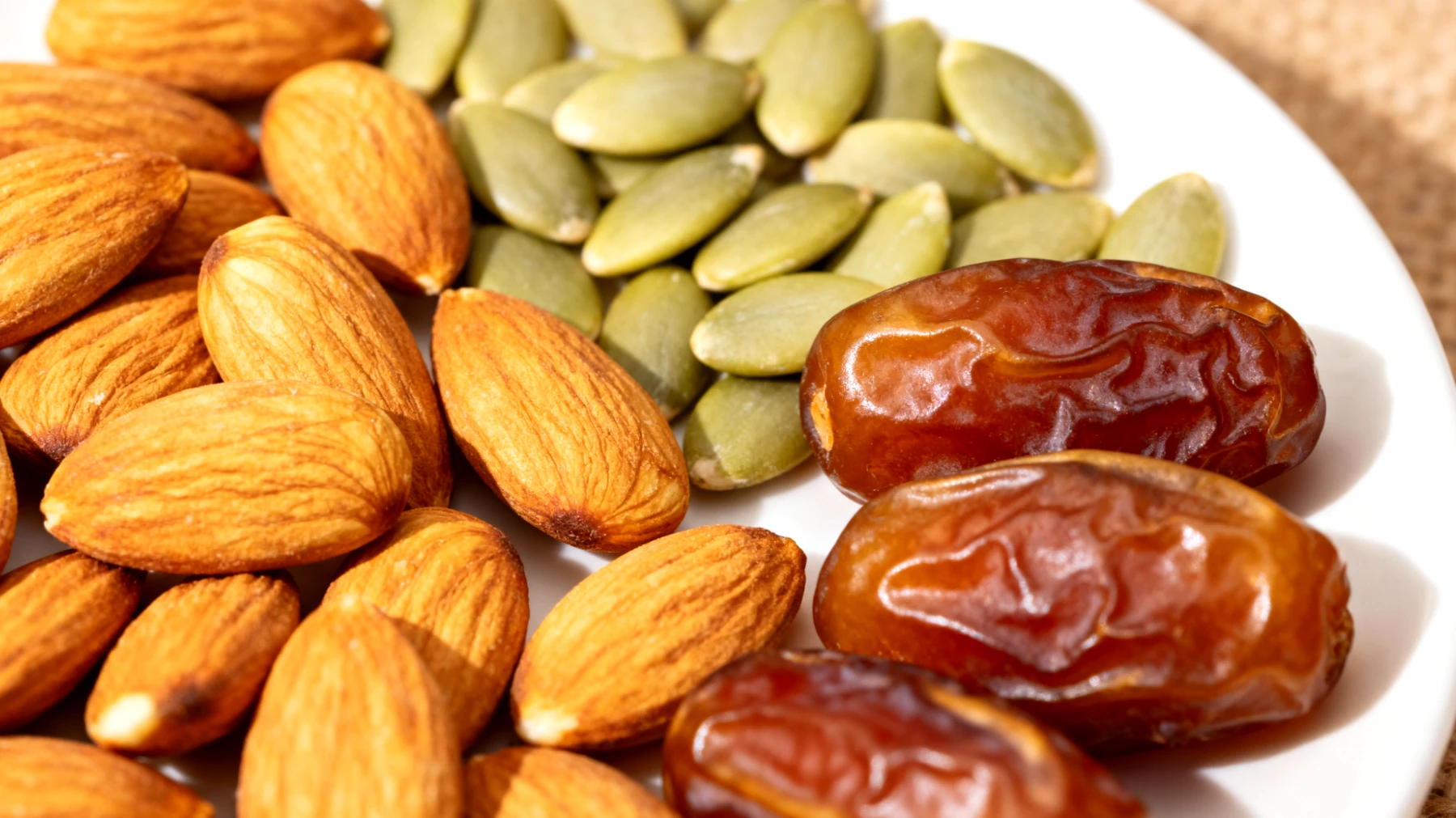 Mandorle tostate con datteri Medjool e semi di zucca"