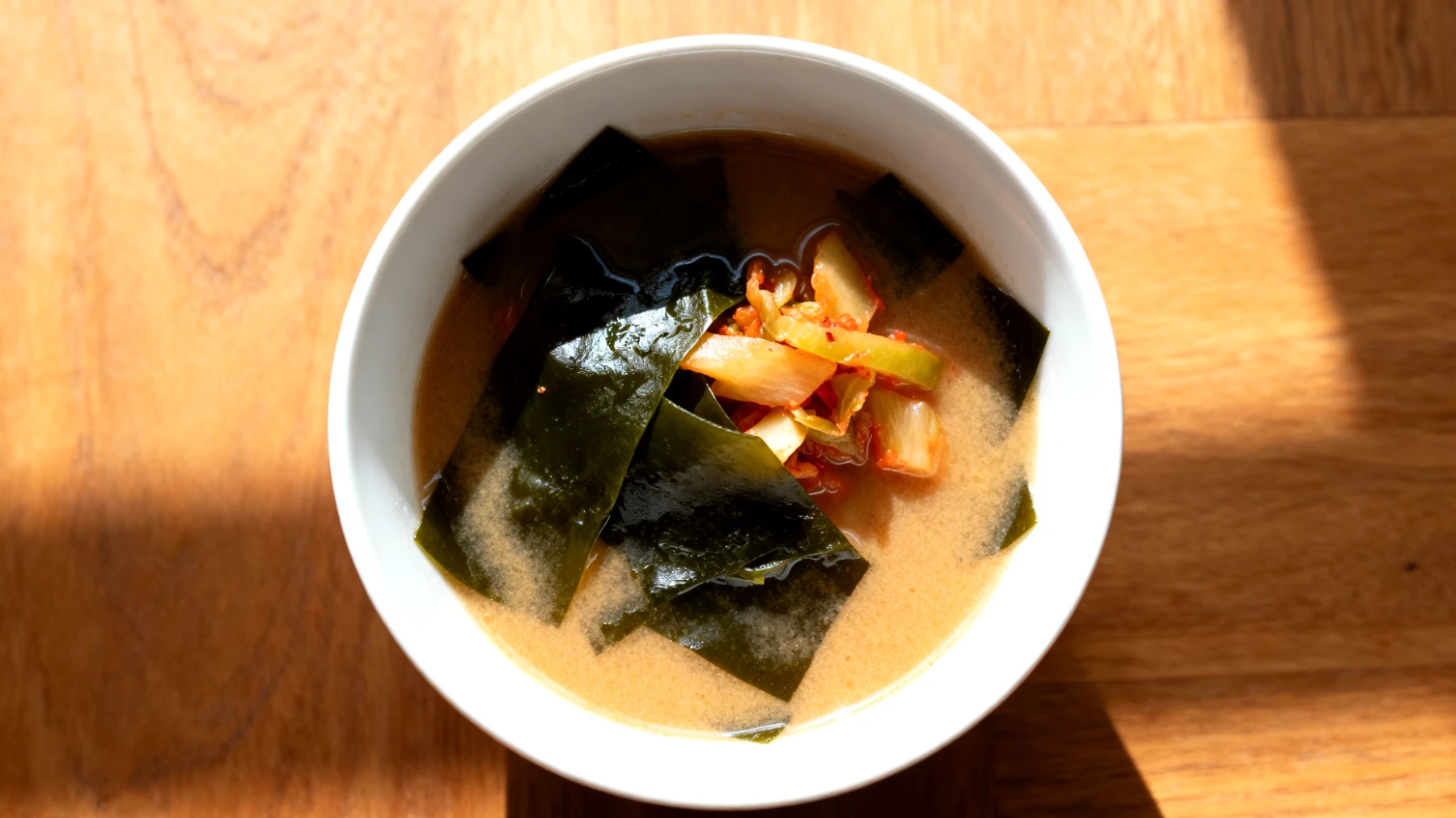 Miso-Suppe mit Wakame-Algen und fermentiertem Gemüse"