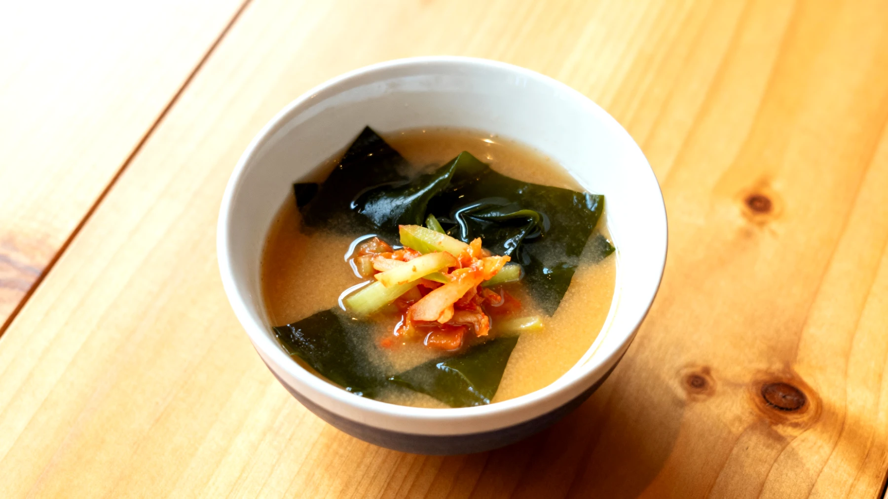 Miso-Suppe mit Wakame-Algen und fermentiertem Gemüse"