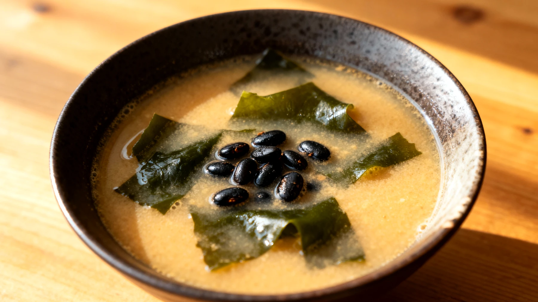 Miso-Suppe mit Wakame-Algen und fermentierten Schwarzbohnen"
