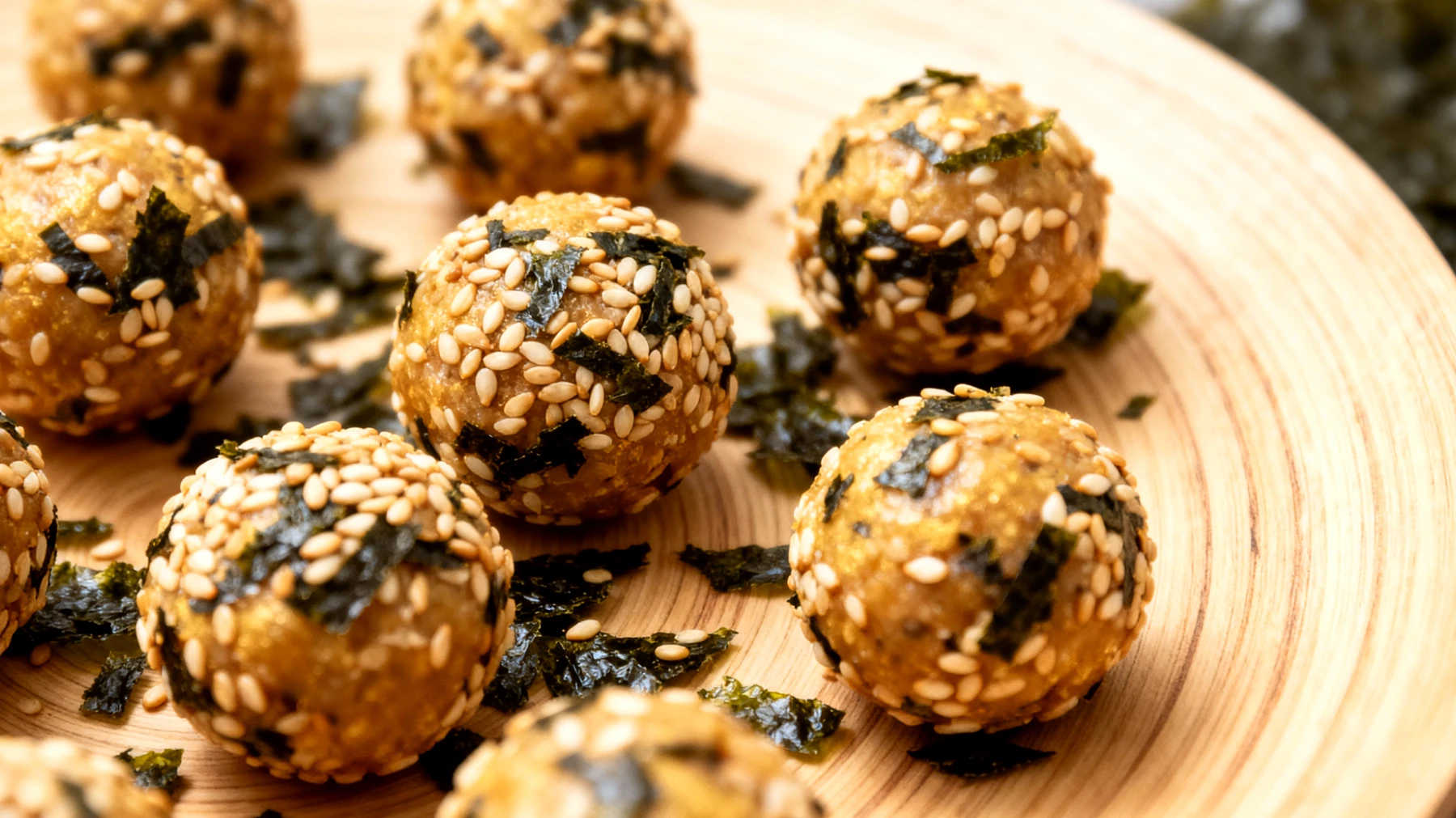 Miso-Tahini Energy Balls mit Seetang-Flocken"