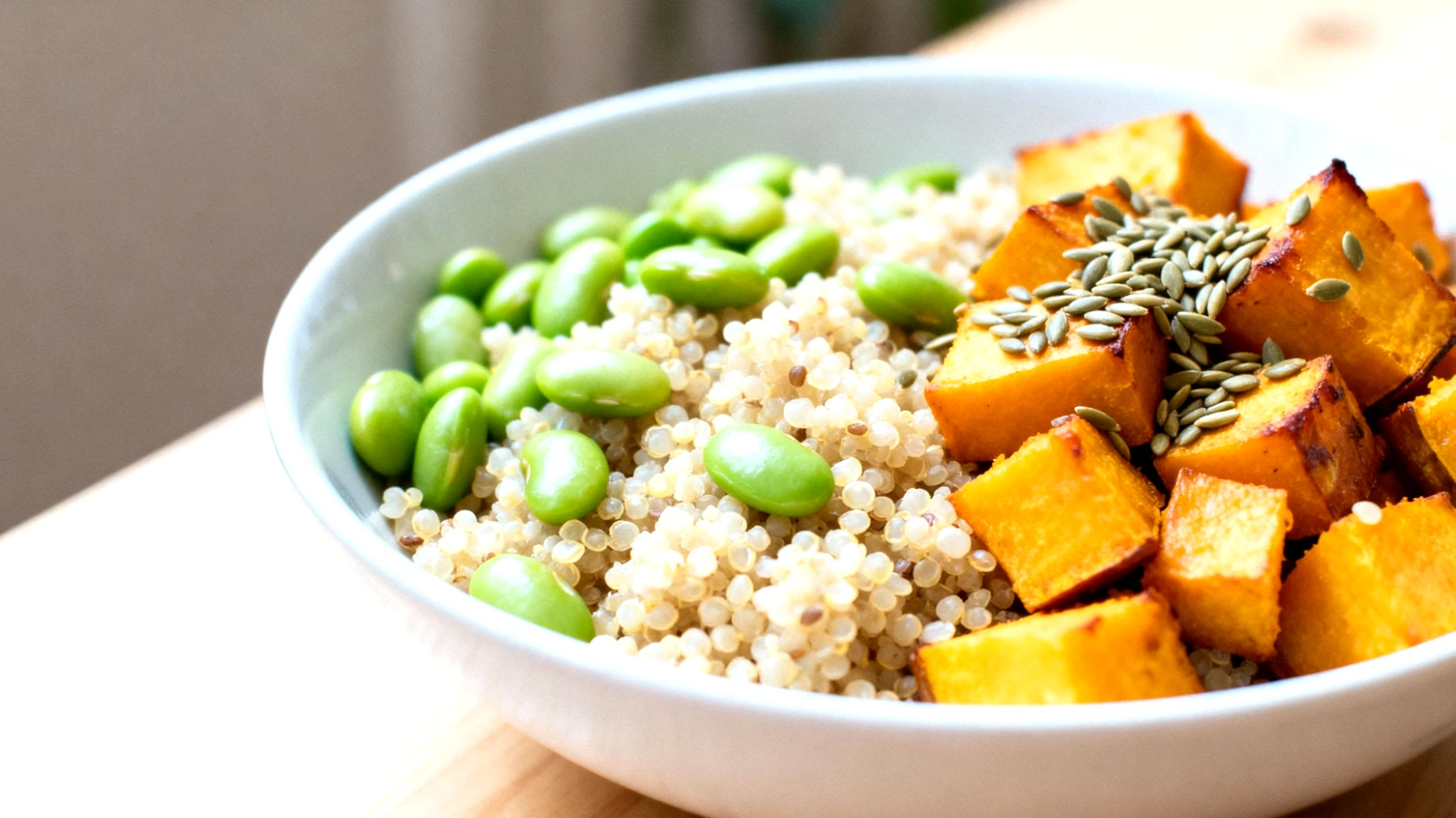 Quinoa-Salat mit Edamame, Hanfsamen und geröstetem Kürbis"