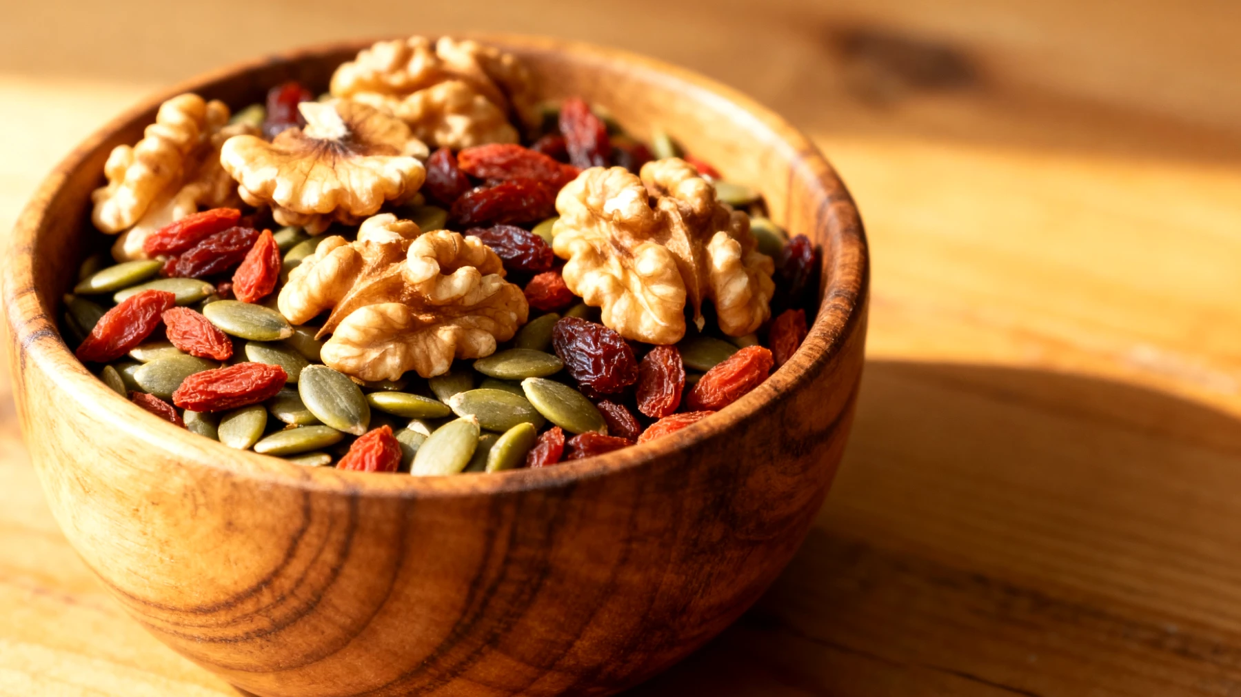 Walnüsse mit getrockneten Gojibeeren und Kürbiskernen"