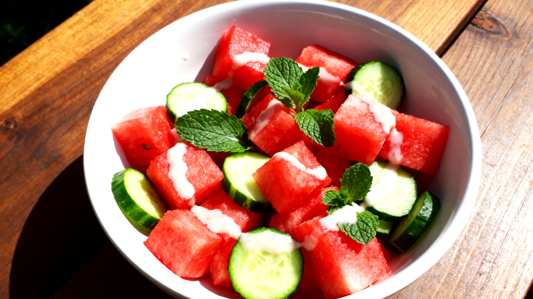 Wassermelonen-Gurken-Salat mit Minze und Kokoswasser-Dressing"