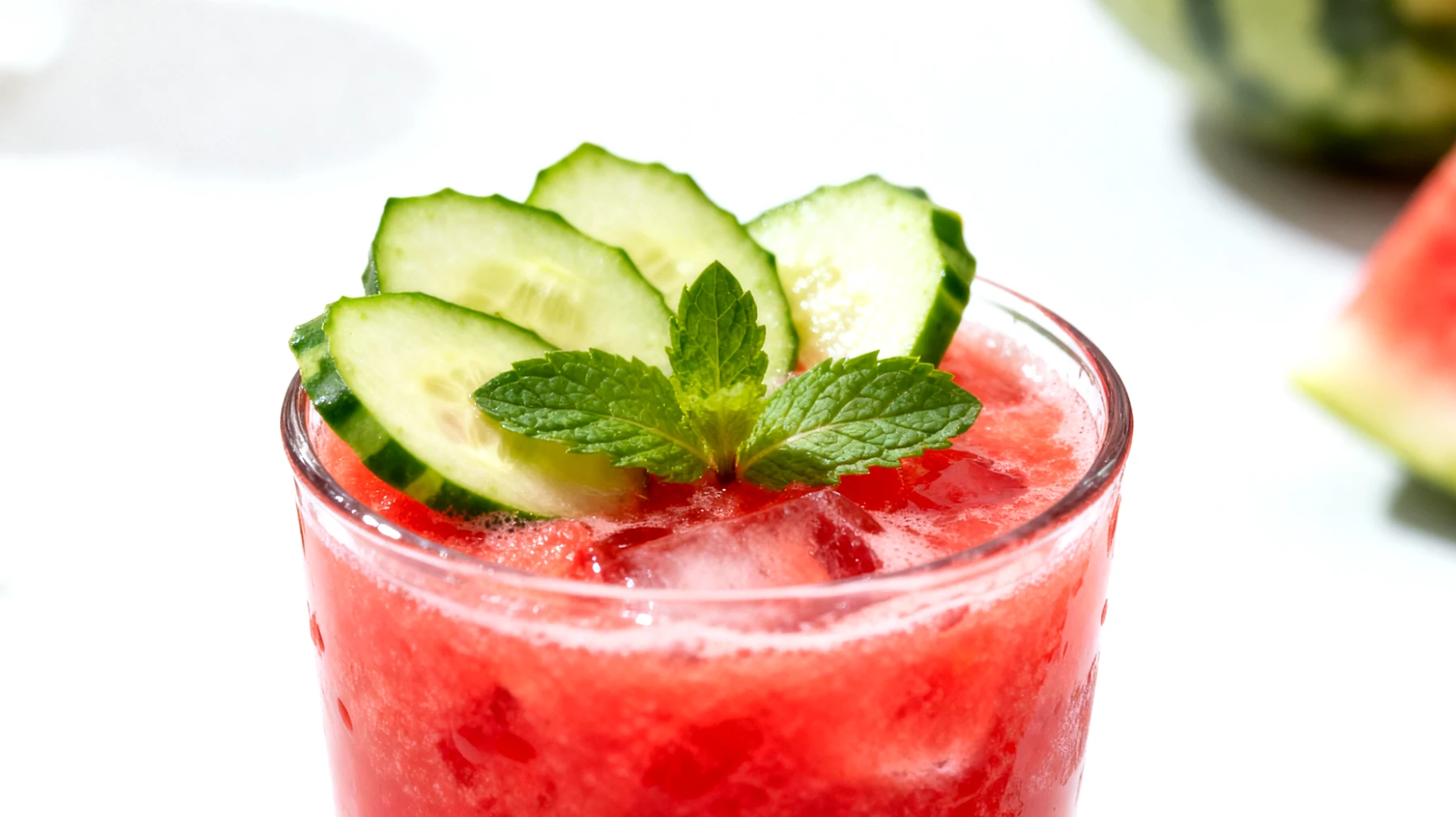 Wassermelonensaft mit Gurkenscheiben und frischer Minze"